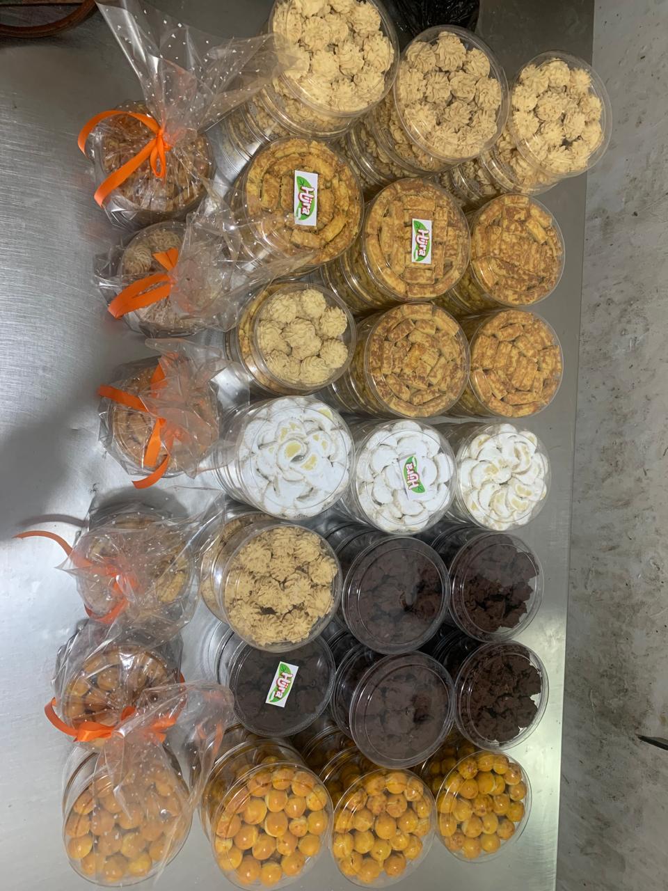 Aneka kue lebaran Hijra Pastry dalam toples dengan berbagai varian