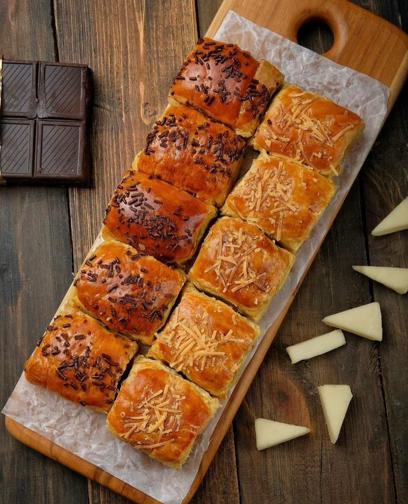Aneka pisang bolen Hijra Pastry rasa cokelat dan keju