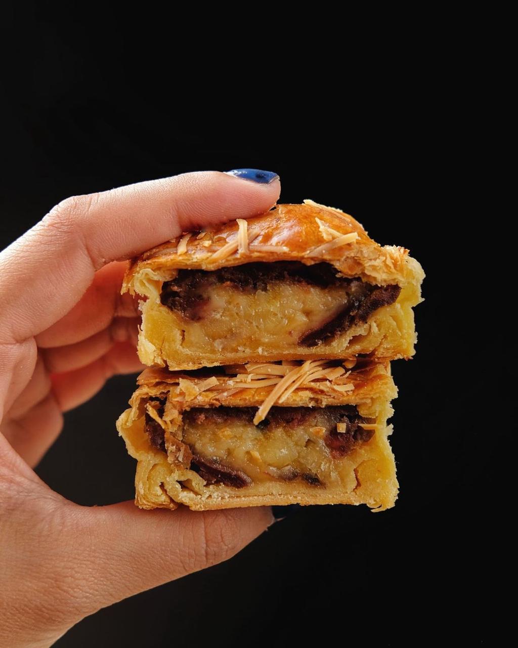 Close-up pisang bolen Hijra Pastry dengan isian lumer